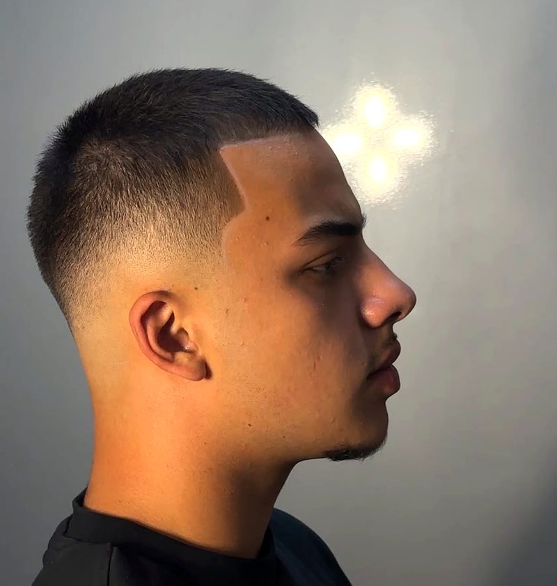 Kurzer Fade mit kantiger Kontur an der Stirn, Seitenansicht