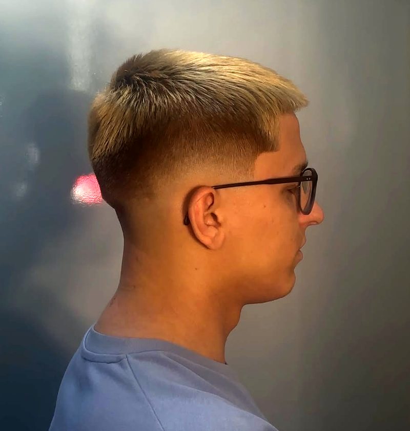 Heller Kurzhaarschnitt mit Fade an der Seite, Seitenansicht