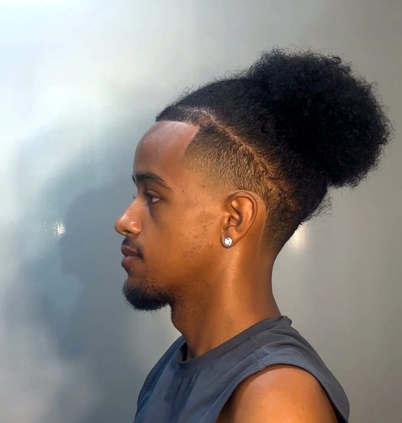 Hochgebundene Locken mit Fade und rasierter Scheitellinie, Seitenansicht
