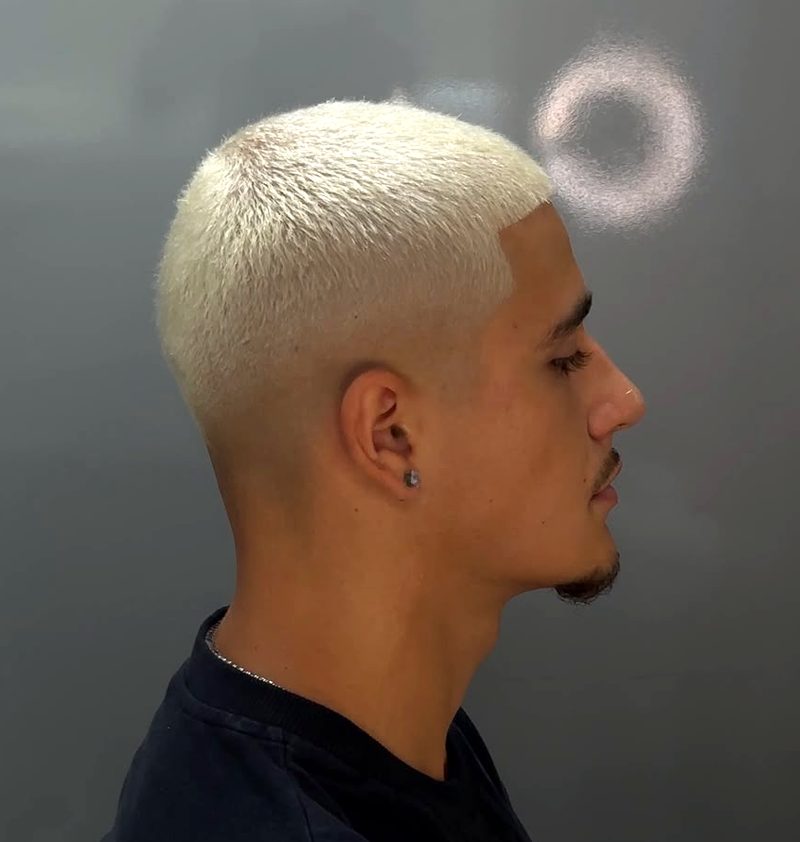 Blondierter, sehr kurzer Schnitt mit Fade, Seitenansicht