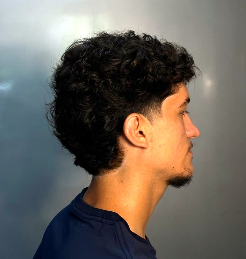 Lockiges Deckhaar mit Fade an der Schläfe, Seitenansicht